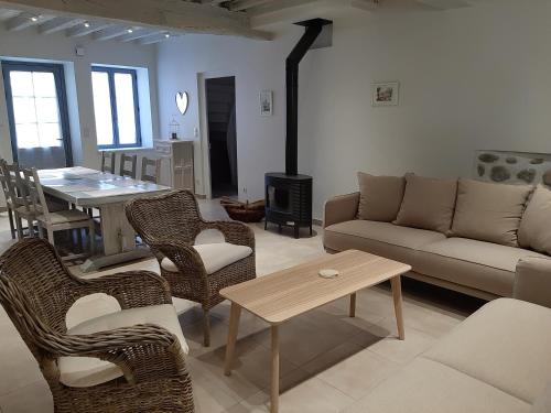 un salon avec un canapé, des chaises et une table dans l'établissement Gites le clos de Pérouges, à Pérouges