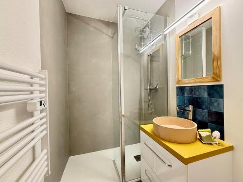 une salle de bain avec un lavabo et une douche dans l'établissement Central - Terrasse - Vue montagne, à Carqueiranne