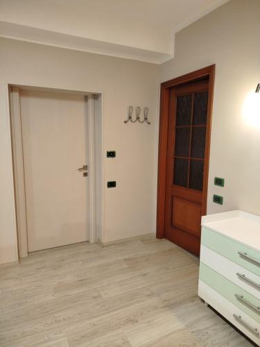 an empty room with a door and a counter at Casa Rossy in Pieve San Giacomo