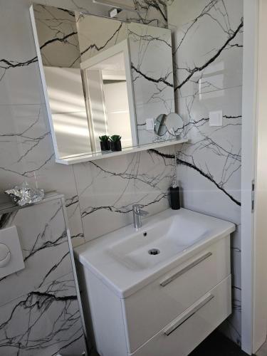 Bilik mandi di Apartman NOA