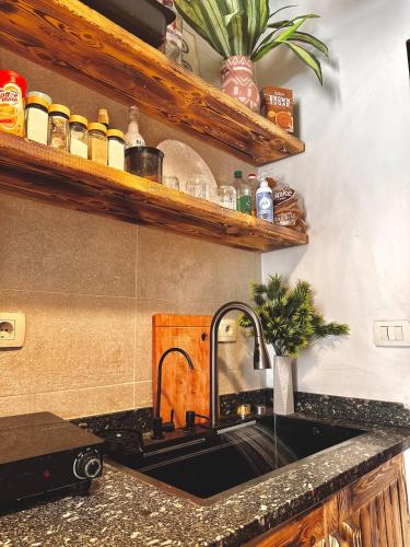 eine Küche mit Spüle und Arbeitsplatte in der Unterkunft Yari serenity spot in Raʼs Matarma