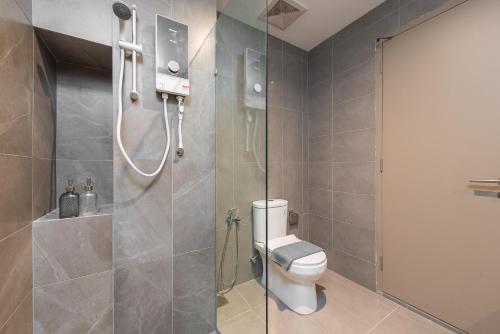 ein Badezimmer mit Toilette und Glasdusche in der Unterkunft 12 Mossaz skypool 5mins to 1U and Ikea atEmpire City by Light House in Petaling Jaya