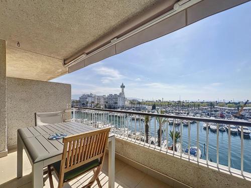 Port Grec 3 - Piso vista al puerto y montana