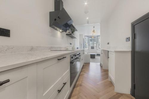 Kuchyň nebo kuchyňský kout v ubytování Gorgeous townhouse by the pier and Royal Pavillion Brighton