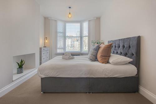 Postel nebo postele na pokoji v ubytování Gorgeous townhouse by the pier and Royal Pavillion Brighton