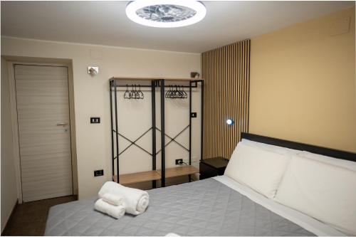 una camera da letto con un letto con due asciugamani sopra di Meravigghia Syracusae Home a Siracusa