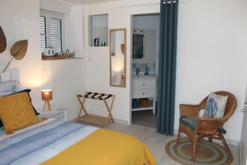 Ein Bett oder Betten in einem Zimmer der Unterkunft La Douce Charentaise