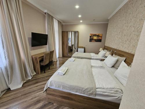 Postel nebo postele na pokoji v ubytování Hotel Giorgi Tbilisi