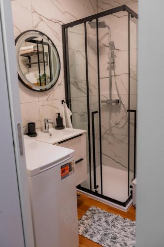 Ένα μπάνιο στο Paeninsula Studio Apartment