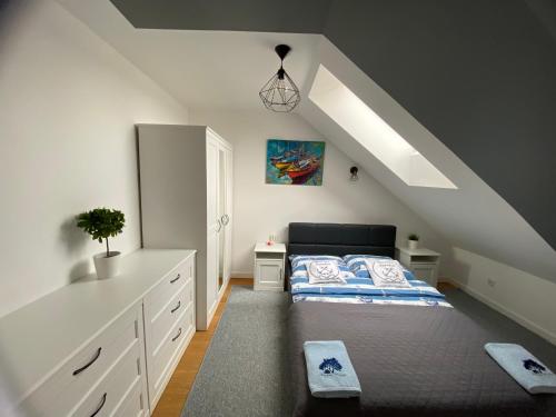 Ένα ή περισσότερα κρεβάτια σε δωμάτιο στο Apartamenty Kolorowe Ustka