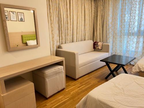 亚历山大Cozy Apartment On San Stefano Grand Plaza Towers的酒店客房带椅子和镜子