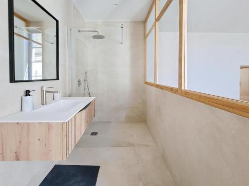 une salle de bain avec un lavabo et un miroir dans l'établissement Douceur Nîmoise, à Nîmes