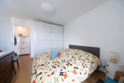 une chambre avec un lit avec un couvre-lit fleuri dans l'établissement Terrace - Private Parking - Subway 2 min, à Maisons-Alfort