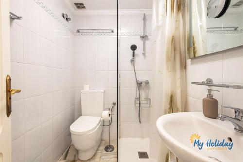 ein Badezimmer mit Dusche, Toilette und Waschbecken in der Unterkunft Casa Noray del Mar in Castillo del Romeral