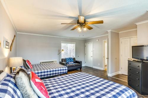 Ein Bett oder Betten in einem Zimmer der Unterkunft Dock, Boat Slip and View Lakefront Tan-Tar-A Home!
