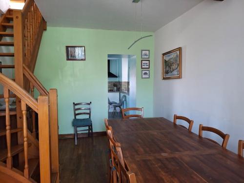 une salle à manger avec une table et des chaises en bois dans l'établissement La peyrolyse, à Malvézie
