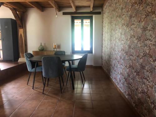 une salle à manger avec une table et des chaises dans l'établissement Le Marronnier, à Villeréal