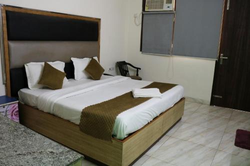 a bedroom with a large bed in a room at Vinayak Stay Sector 43 in Gurgaon