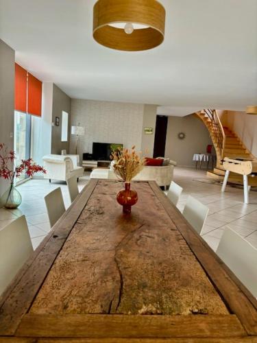 - une grande table en bois dans le salon dans l'établissement Le Clos des Fagettes, à Salles-Curan