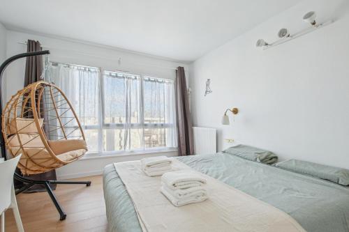 une chambre avec un lit, une chaise et une fenêtre dans l'établissement 9 min de la Basilique Saint-Denis - 10 voyageurs, à Saint-Denis