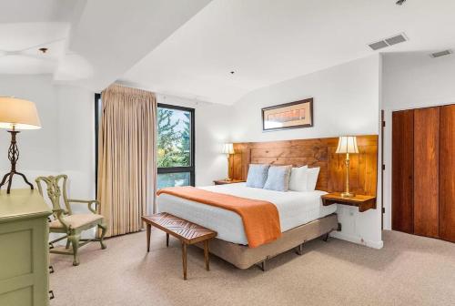 En eller flere senge i et værelse på SilverKing Mountainside Penthouse Suite