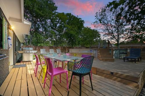 Un patio con una mesa y sillas en una terraza. en 5BD,2BA Cheerful Retreat with Backyard, en Dallas