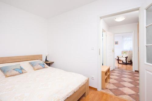 Apartment Valencia في كارلوفي فاري: غرفة نوم مع سرير وغرفة معيشة