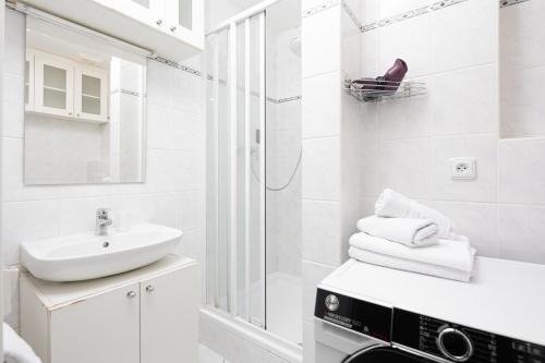 Apartment Valencia في كارلوفي فاري: حمام أبيض مع حوض ودش