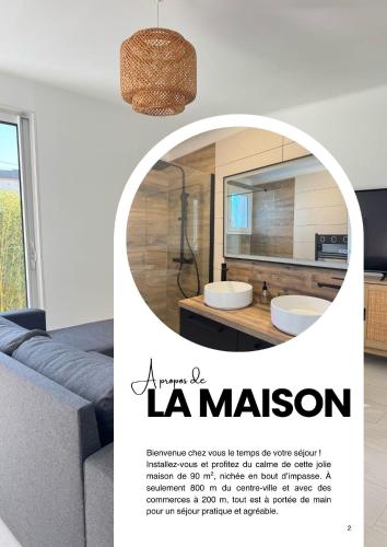 un magazine publicitaire pour une salle de bains de luxe avec un miroir dans l'établissement Charmante villa à istres, à Istres