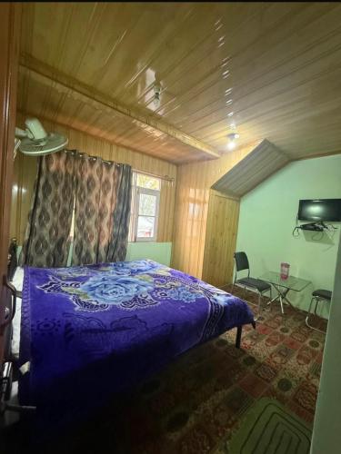 Una cama o camas en una habitación de Shahdaar inn