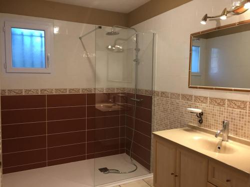 Bilik mandi di villa la grenandise