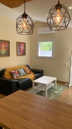 un salon avec un canapé et une table dans l'établissement La Loubière - le gîte au cœur de la nature, à Combret