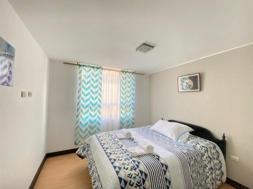 a small bedroom with a bed and a window at Casa Tomás hermosa e ideal para 7 personas in Baños