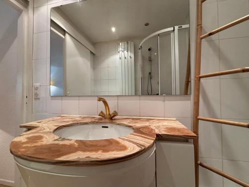 une salle de bain avec un lavabo et un miroir dans l'établissement Summer Studio by Halldis, à Saint-Tropez