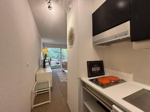 Il comprend une cuisine équipée d'une cuisinière. four supérieur à côté d'un comptoir dans l'établissement Summer Studio by Halldis, à Saint-Tropez