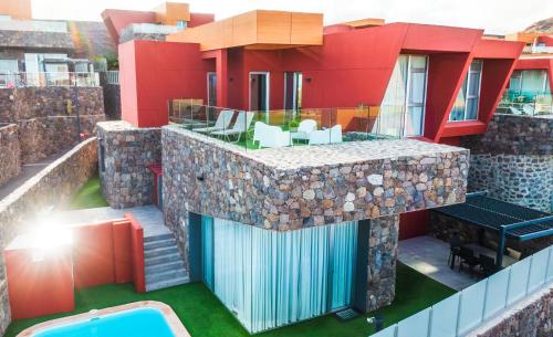 eine Luftaufnahme eines Hauses mit Pool in der Unterkunft Dolce Vita Retreat at Salobre Golf in Salobre