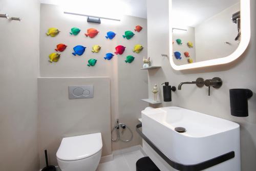 Un baño con un inodoro blanco y un lavabo. en Nasos Aegina Apartment, en Aegina Town