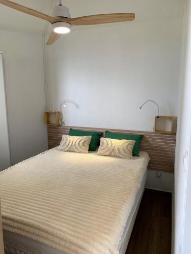 - une chambre avec un grand lit aux accents verts dans l'établissement T2 les pieds dans le sable !, à Canet