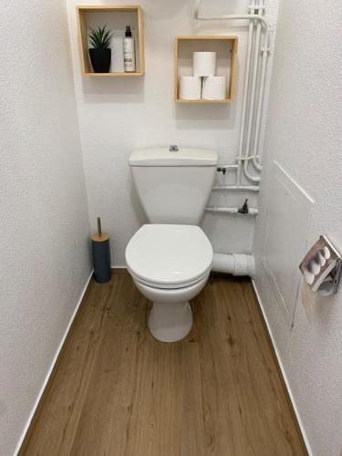 une salle de bain avec des toilettes blanches dans une chambre dans l'établissement T2 les pieds dans le sable !, à Canet