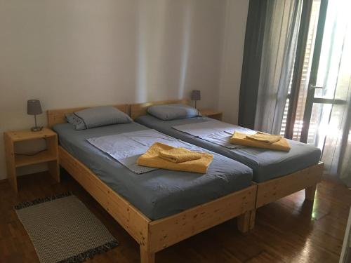 2 letti singoli in una camera da letto con asciugamani di Olivia apartment, Zambratija a Zambratija