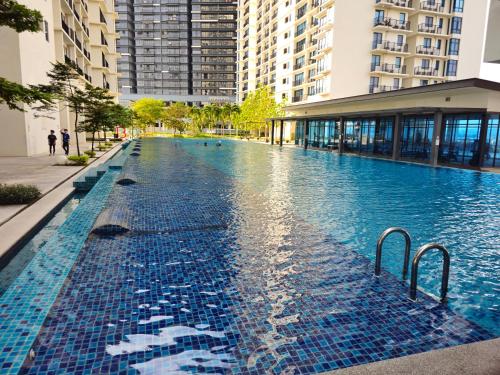 Kolam renang di atau dekat dengan NEW Elegant Trefoil 2-5p at Setia City and SCCC