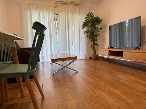 TV a/nebo společenská místnost v ubytování בית בקיבוץ