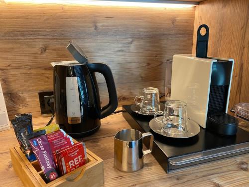 a coffeemaker and a coffee maker on a counter at Inntal Alpin Apartments - Simmering in Mötz
