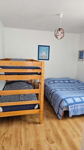 - une chambre avec des lits superposés et du parquet dans l'établissement Maison de la plage Vendée Notre-Dame-de-Monts 700m de la mer, à Notre-Dame-de-Monts