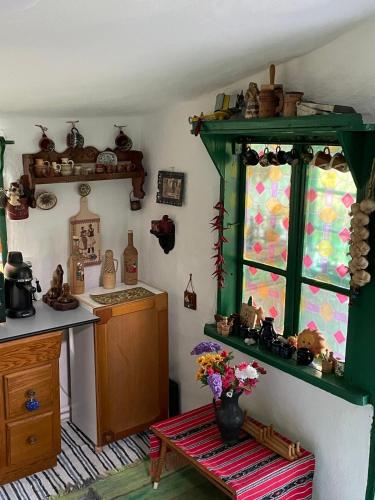 Kuchyň nebo kuchyňský kout v ubytování Căsuța fă rai din ce ai