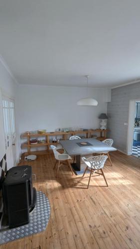une salle à manger avec une table et des chaises dans une pièce dans l'établissement Maison Vacances La Rochelle, à La Rochelle