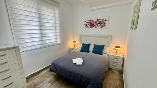 ein Schlafzimmer mit einem Bett und einem Handtuch darauf in der Unterkunft Escapada de Relax y Diseño con Piscina y Barbacoa in Torremolinos