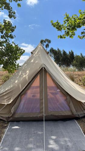 a tent is set up in a field at Quintal Alentejano in Fataca