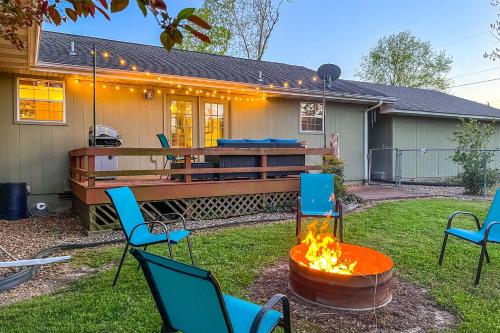 a backyard with a fire pit in the yard at Less Than 1 Mi to Bull Shoals Lake The Blue Quill in Bull Shoals