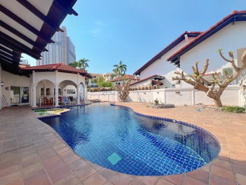 a swimming pool in the courtyard of a house at Gary Pool Villa Pattya in Pattaya South